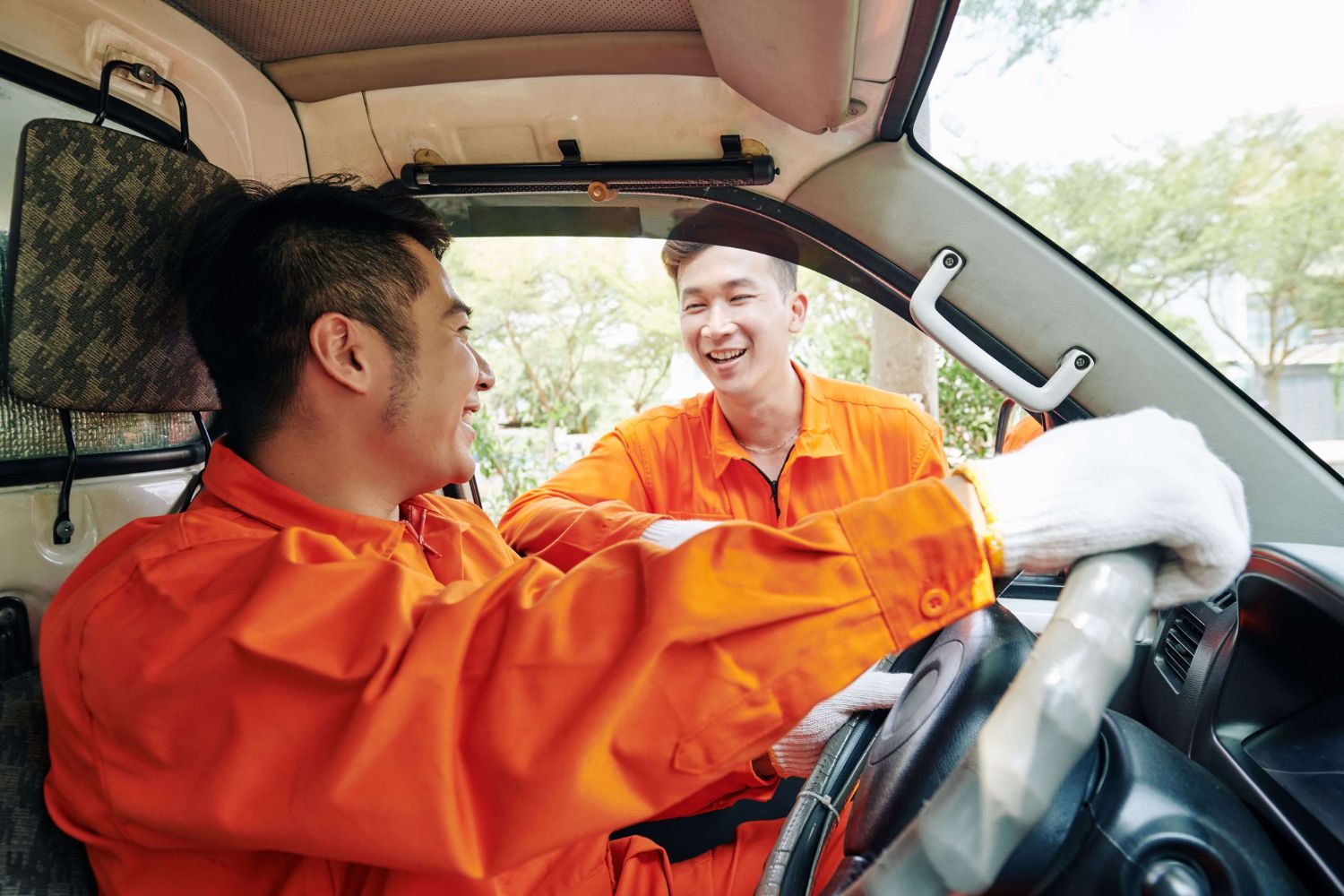 drivers-having-small-talk-XWA7NK7