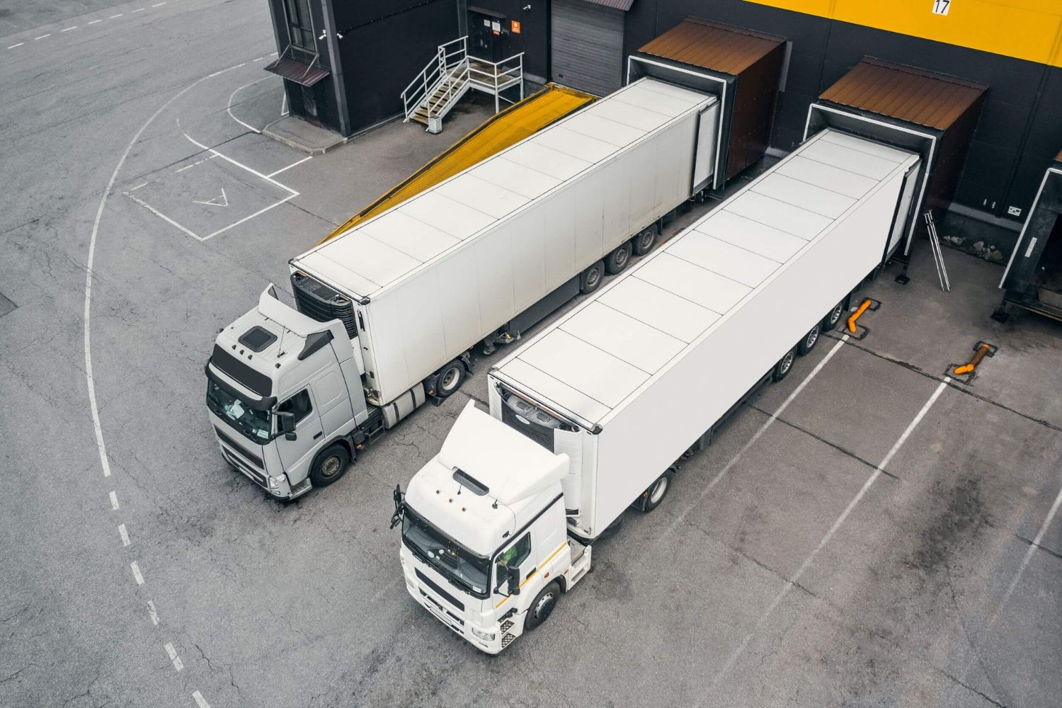 trucks-in-the-distribution-hub-L42L56A